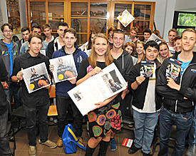 Toller Gesang, tolles Geschenk: Sabine Khlich berreicht den EMG-Schlern 15 Exemplare der "American Jazz Heroes"