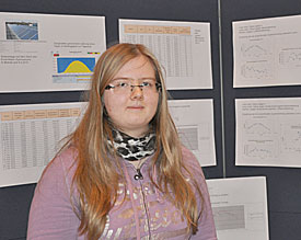 Stella aus der EF stellt ihre Forschungsergebnisse zur EMG-Solaranlage mit einer selbst gestalteten Plakatwand vor