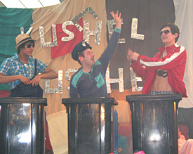 Ramin Nek, Thomas Knechten und Felix Heim (v.l.n.r.) sorgen mit ihrem Müllabfuhrauftritt für Höchststimmung