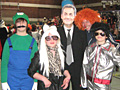 Super-Mario-Bruder Luigi, Lady Gaga, Nicolas Sarkozy, das Sams und Elvis Presley (v.l.) zu Besuch in der Bonnstraße 
