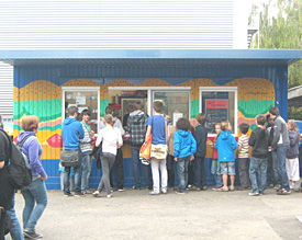 Ein Bild, das der Vergangenheit angehört: Petra Kübler versorgt an ihrem Kiosk die Schülerschaft mit Lebensmitteln 