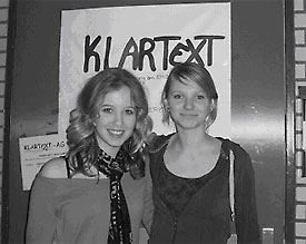 Annika und Janina (v.l.), die beiden neuen Redaktionsleiterinnen, freuen sich auf Unterstützung aus dem Schülerkreis