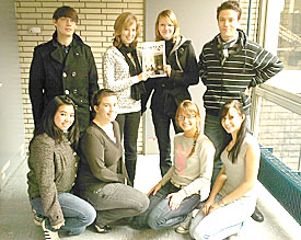 Sebastian, Janina, Annika, Merlin (oben, v.l.), Hai Yen, Bjeshke, Marigona und Jasmin bilden die neue Klartext-Redaktion