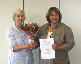 Lehrerratsvorsitzende Ilse Schüren gartuliert Sabine Klein zu 25 Jahren Tätigkeit bei der Gemeinde Hürth 