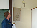 Modernes und ökumenisches Glaubensgerät: Benjamin Bizer enthüllt das von R. Kasparek gestaltete Wandkreuz 