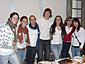 Engagement mit Freude: Sara, Sonja, Lisa, Felix, Monique, Julia und Denise (v.l.) an der Kuchentheke im Kulturcafe 