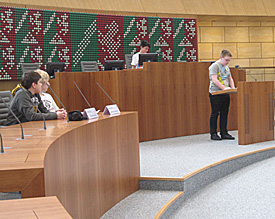 Alexander schlüpft in die Rolle eines Politikers am Rdenerpult, Niklas, Nursel und David (v.l.) besetzen Regierungsplätze