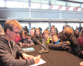 Gernot Gricksch gibt nach seiner Lesung Autogramme für seine Fans aus den Klassen 5d und 6e