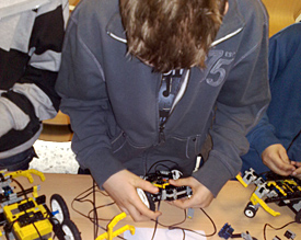 Marvin Hünnebeck aus der Klasse 6e montiert die Einzelteile des fahrbaren LEGO-Roboters