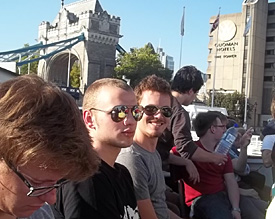Coole Jungs in cooler Stadt -Christian, Lars und Christoph (v.l.) bei 25° Celsius vor der berühmten Tower Bridge 