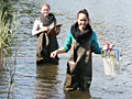 Bestens ausgerüstet: Katharina (l.) und Julia sammeln Forschungsmaterial für ökologische Untersuchungen