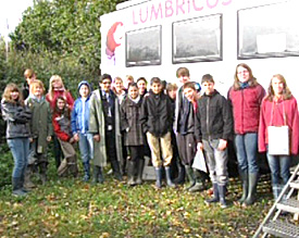 Hart im Nehmen: Die Biochemiker der Stufe 8 trotzen bei ihrer Gew&auml;sseruntersucgung den widrigen Wetterbedingungen 