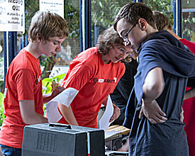 EMG-Sommerfest 2014: Die Medienscouts nehmen interessierte Besucher beim Medien-Quiz mit auf eine mediale Zeitreise