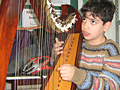 Echter Klassiker: Beim Musikinstrumenten-Ausprobiertag konnten sich die Fünftklässler auch an der Harfe versuchen 