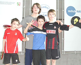 Jens Biggel, Axel Dunkel, Robin Endres und Jan Wallstal aus der Klasse 5b freuen sich über den zweiten Platz 