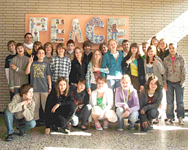 Die Klasse 6c posiert mit ihrer Kunstlehrerin Anika Samosny (oben links) vor der frisch gefertigten Mosaikskulptur 