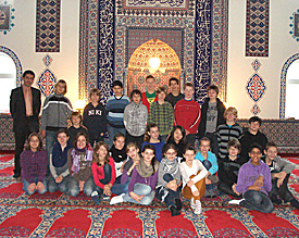 Der Religionskurs der 7b und 7d lernt beim Besuch der Hürther Moschee eine Menge über den Islam 