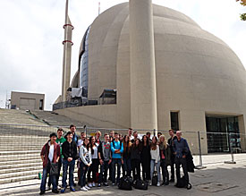 EF-Geschichtskurs nach der Besichtigung vor der noch nicht ganz fertig gestellten neuen Zentral-Moschee in Kln 