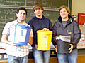 Die drei "Müllscouts" Mehmet, Thomas, und Alex stellen ihren Mitschülern das neue Müllkonzept vor 