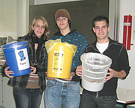 Die drei "Müllscouts" Anja, Vincent, und Sebastian stellen ihren Mitschülern das neue Müllkonzept vor 