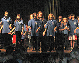 40 EMG-Schülerinnen und Schüler sorgen für den Auftakt beim Highschool-Musical der Hürther Tanzschule inTakt 