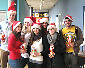 Fabian, Susan, Ann-Cathrin, Alina, Vanessa, Laura und Arwin kommen beim Nikolaus-Verteilen auf ihre Kosten 