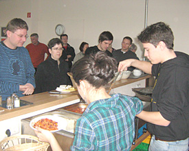 Merlin (r.) und Pardis aus der Stufe 13 versorgen das Kollegium mit gesunder Kost. Benjamin Bizer (l.) freut's 