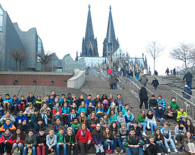 Picknick vor dem Dom: Die Schülerinnen und Schüler der Stufe 6 stärken sich für den Besuch in der Kölner Philharmonie 