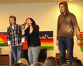 Das Gewinnerteam von Gloria, Konstantin und Chris auf der PZ-Bühne