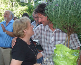 Herzlicher Abschied: Lehrervertreter Daniel Knippertz bedankt sich bei Gisela Pohl f�r phantastische Zusammenarbeit 