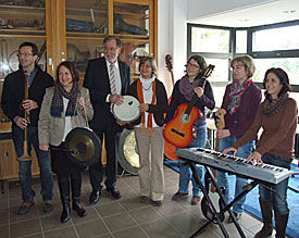 Brgermeister Boecker (3.v.l.), die Schulleitung und das Musikkollegium nehmen die Rume in Augenschein 