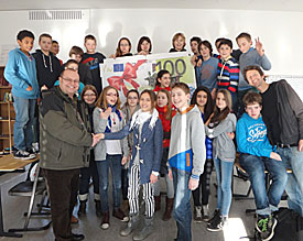 Die 6a von Daniel Knippertz (r.) erh�lt vonWolfgang Schmitz (Mitte links) die Pr�mie in H�he von 100 �