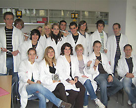 Schülerinnen und Schüler der Biologie-LKs mit ihren Begleitlehrern Thomas Knechten (r. oben) und Olaf Halber (r.) 