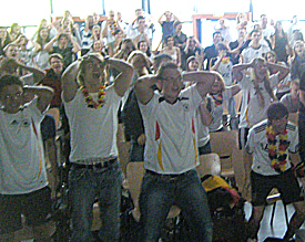 Blankes Entsetzen im PZ: Lukas Podolski verschie&szlig;t den Elfmeter, das Ernst-Mach-Gymnasium leidet mit 