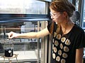 Vielseitige Anwendungsmöglichkeiten: Katja stellt in der Sommerakadmie ein Ferrofluid her 