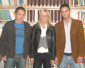Lukas Salamon, Linda Schultz und Tamas Racz (v.l.) absolvieren ihre zweijährige Ausbildung am Ernst-Mach-Gymnasium