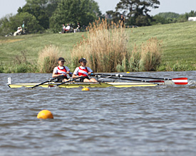 Larissa Stautzebach und Eva Hoos zeigen sich auf dem Baldeneysee in Essen als die klar stärksten Ruderinnen 