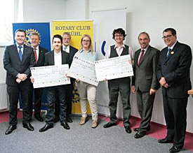 Benjamin Frege (3.v.r.) freut sich über Platz 1 und den Siegerscheck in Höhe von 400 Euro