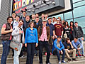 Lohnenswerter Ausflug: Die Schülerinnen und Schüler aus der Q1 posieren vor dem Pop- & Rockmuseum in Gronau 