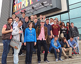Lohnenswerter Ausflug: Die Schülerinnen und Schüler aus der Q1 posieren vor dem Pop- & Rockmuseum in Gronau
