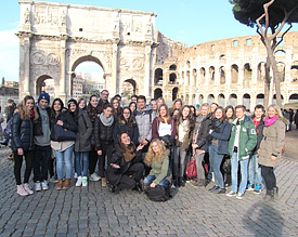 EMG meets Weltgeschichte: Die Hürher Reisegruppe besucht beim Besuch in Rom natürlich auch das Kolosseum 