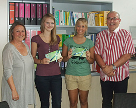 Dr. K. Löhndorf und Schulleiterin G. Hüntemann freuen sich über außergewöhnliche Leistungen von Annika und Janina 