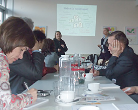 Ambitionierte Zuhörer: Schulleiterin Gabriele Hüntemann erläutert der russischen Delegation deutsche Schulstruktur