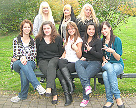 Die neuen Sanis: Nadine , Mariella, Nora (obere Reihe v. l.), Sarah, Bjeshke, Marigona, Hai-Yen, Jasmin (untere Reihe v.l.)