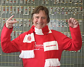 Beiliebt trotz fragw�rdiger Leidenschaft: Wilfried Schuhen vor der ber�hmten Legotafel der Stundenplaner 