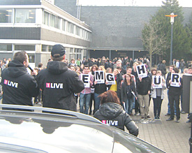 30 Sch&uuml;lerinnen und Sch&uuml;ler der Stufe 13 hatten beim 1live-Schulduell trotz gro&szlig;er Probleme jede Menge Spa&szlig; 