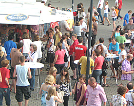 EMG-Sommerfest: Entspannte Gespr&auml;che zum Schuljahresende bei W&uuml;rstchen und k&uuml;hlen Getr&auml;nken 