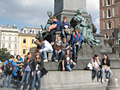 Malerisches Ziel: Die Austauschschüler vom EMG am Adam-Mickiewicz-Denkmal in der Altstadt von Krakau 