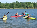 Wassersport bei besten Bedingungen: Einige Siebtklässler üben sich auf dem Otto-Maigler-See im Kanufahren 