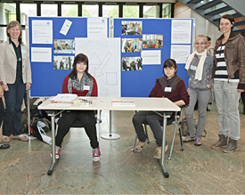Amanda, Nurcan und Joanna (2. - 4. v.l.) pr&auml;sentieren mit ihren Lehrerinnen das Hilfsprojekt f&uuml;r Demenzkranke 